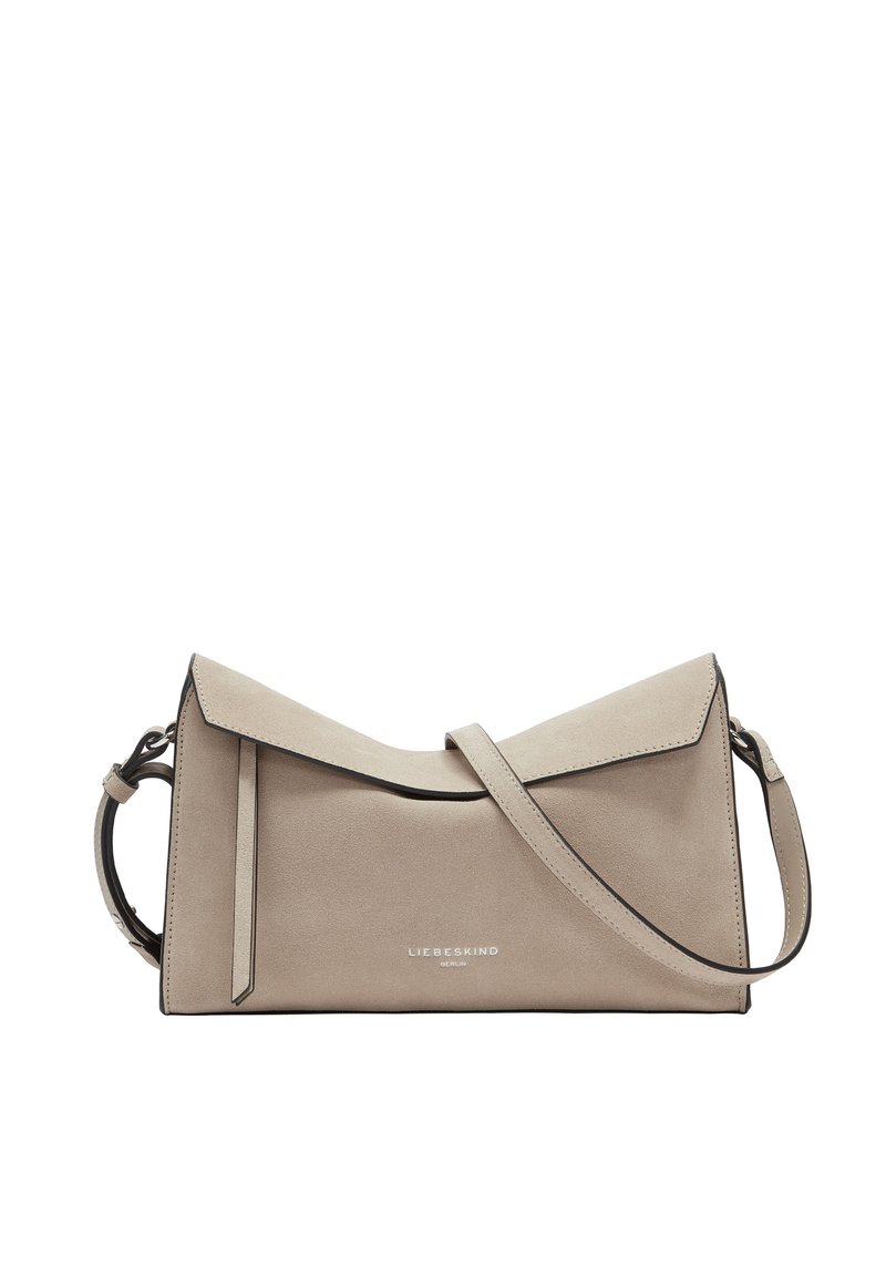 Graue Wildleder-Handtasche mit einem dreieckigen Klappendesign, ausgestattet mit einem dünnen Schultergurt und subtilen Logo-Details auf der Vorderseite.