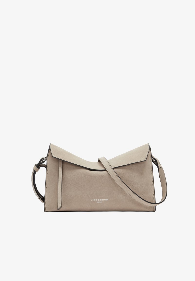 Graue Wildleder-Handtasche mit einem dreieckigen Klappendesign, ausgestattet mit einem dünnen Schultergurt und subtilen Logo-Details auf der Vorderseite.