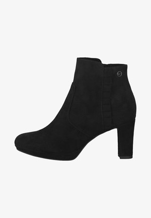 Czarny zamszowy botek za kostkę z okrągłym noskiem, masywnym obcasem i bocznymi elastycznymi wstawkami. Prosta ozdoba na plecach.