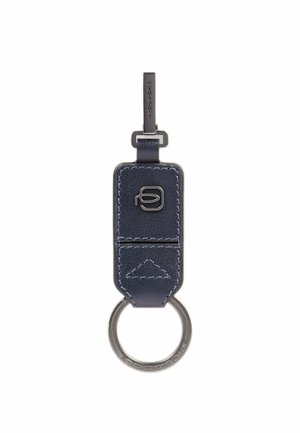 Portachiavi in pelle blu navy caratterizzato da un design rettangolare, decorazioni cucite e un anello in metallo con un dettaglio del logo sul fronte.