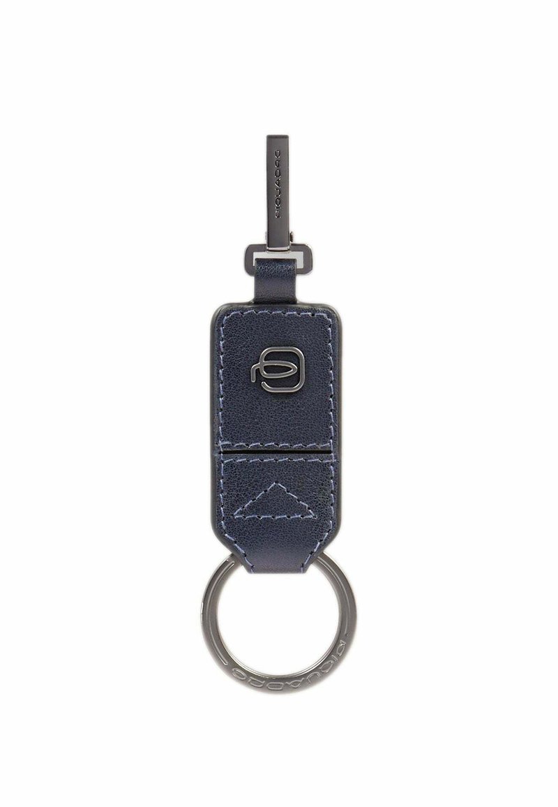 Portachiavi in pelle blu navy caratterizzato da un design rettangolare, decorazioni cucite e un anello in metallo con un dettaglio del logo sul fronte.