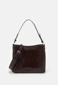 Ruskea krokotiilinkuviollinen käsilaukku, jossa on sulavalinjainen muoto, kaareva kahva ja säädettävä olkahihna, kiiltävä pinta ja vetoketjusuljin.