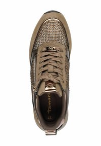 Baskets marron avec un dessus texturé et des accents métalliques, une fermeture éclair décorative et un design à bout rond. Les lacets sont tissés et plats.