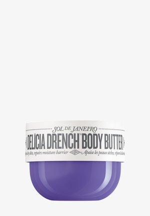 Lila Dose mit Körperbutter, weißem Deckel und Etikett. Text zeigt Produktname, Anwendungshinweise und Markenlogo in schwarzer Schrift.