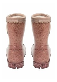 Pár růžových třpytivých holínek s vlnitým lemem, pohled ze zadní strany na bílém pozadí.