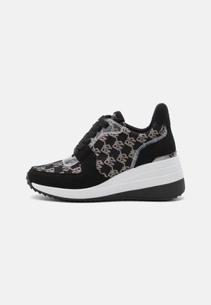 Must hinnaga mustad sametist tossud, millel on mustriline ülaserv, läbipaistvad detailid ja valge platvormi tallaga. Omab musti kingapaelu ja tekstureeritud välistalda.