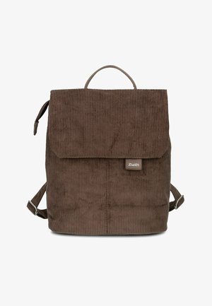 Brauner Cord-Rucksack mit Klappverschluss, Trageschlaufe oben, verstellbaren Schulterriemen und kleinem rechteckigem Logotag vorne.