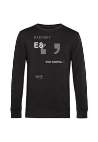 Černá mikina s dlouhými rukávy, která obsahuje grafický text v bílé a šedé barvě, včetně sloganů "HACKNEY," "E8," a "'STAY SURREAL'".