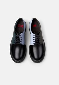 Schwarze Lederschuhe mit einem einzigartigen Farbblockdesign, das teal, hellblau und schwarze Abschnitte umfasst; mit Schnürdetails und gepolsterten Innensohlen.