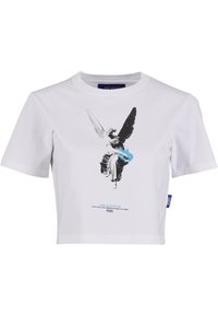 Balta īsa t-kreklis, kas izgatavots no kokvilnas, ar melnu un zilu grafiku, kur attēlots eņģelis ar spārniem un teksts zem tā. Īsas piedurknes, apaļa kakla izgriezums.