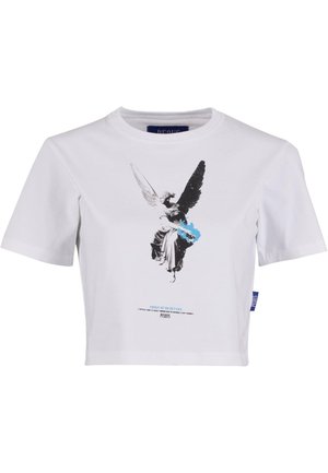 T-shirt bianca cropped in cotone con una grafica nera e blu di un angelo con ali e testo sottostante. Maniche corte, scollatura rotonda.