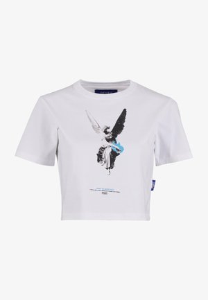 Bijela kratka majica od pamuka s grafikom anđela s krilima u crnoj i plavoj boji te natpisom ispod. Kratki rukavi, okrugli izrez.