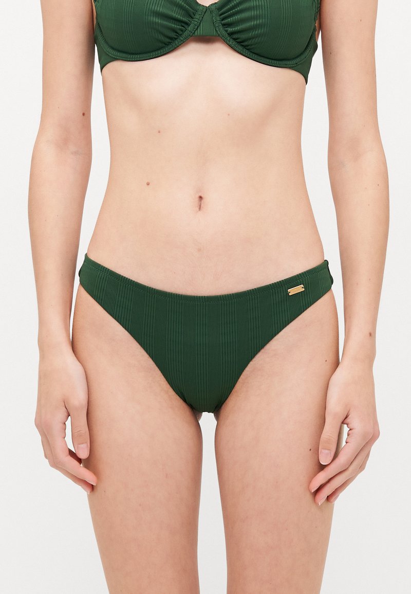 Grön ribbad bikinitrosa med en måttlig skärning, med en slät textur och en guldaccent på sidan.