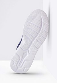 Suola della sneaker con una suola in gomma bianca texturizzata e una presa a motivo, che transita verso un materiale superiore di colore blu scuro.