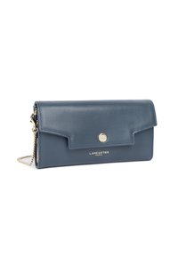 Clutch in pelle blu Lancaster Paris con tracolla in catena d'oro e chiusura a pulsante, esposto su sfondo bianco.