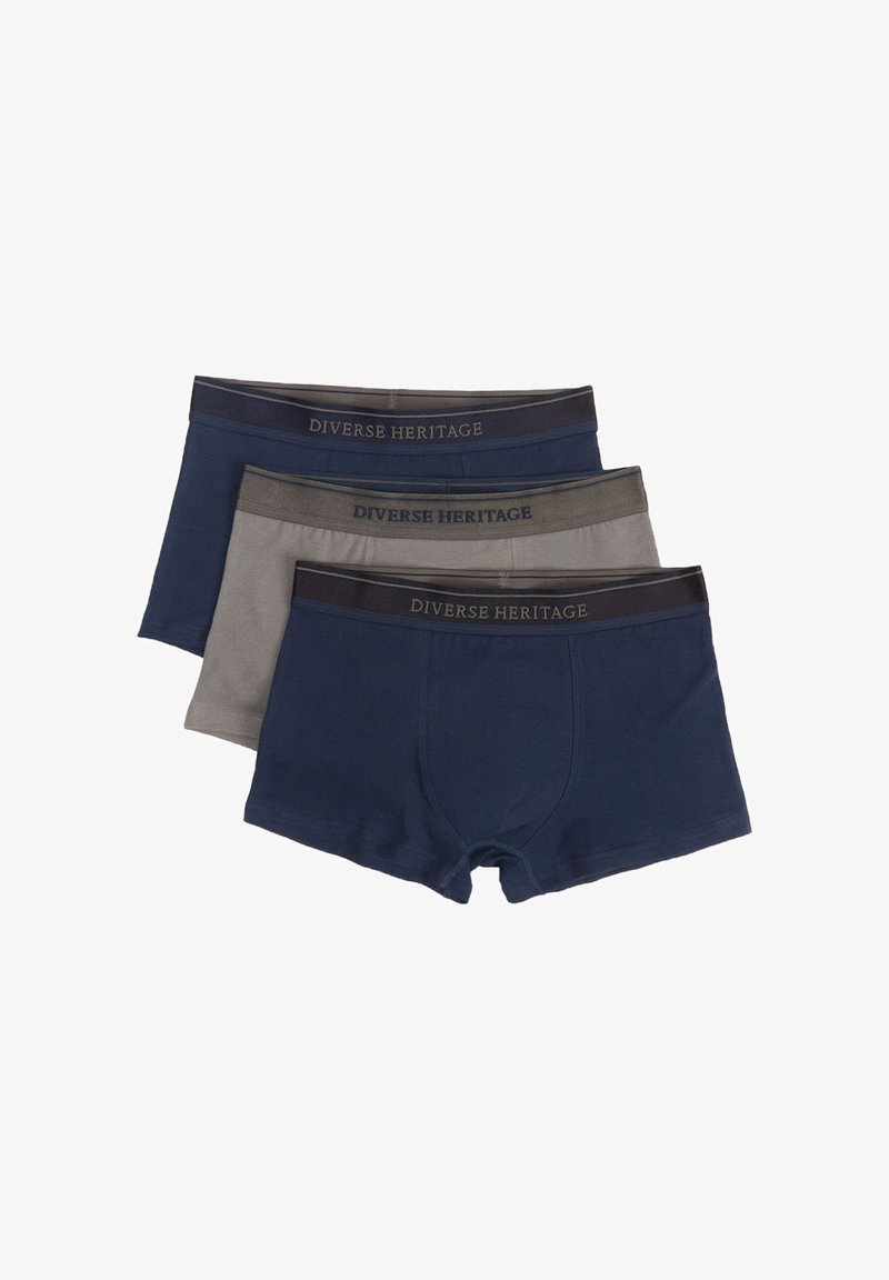 Trzy pary męskich bokserów w kolorach granatowym, szarym i jasnoszarym, z elastycznymi paskami z wytłoczonym napisem „Diverse Heritage”. Wykonane z miękkiej bawełny.