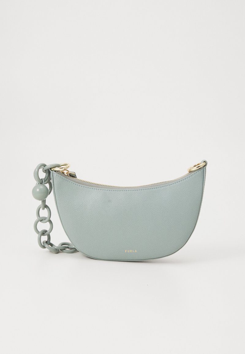 Sac à main en cuir bleu clair, de forme croissante, finition texturée, avec une quincaillerie dorée et une bandoulière en chaîne épaisse dotée d'un accent rond.