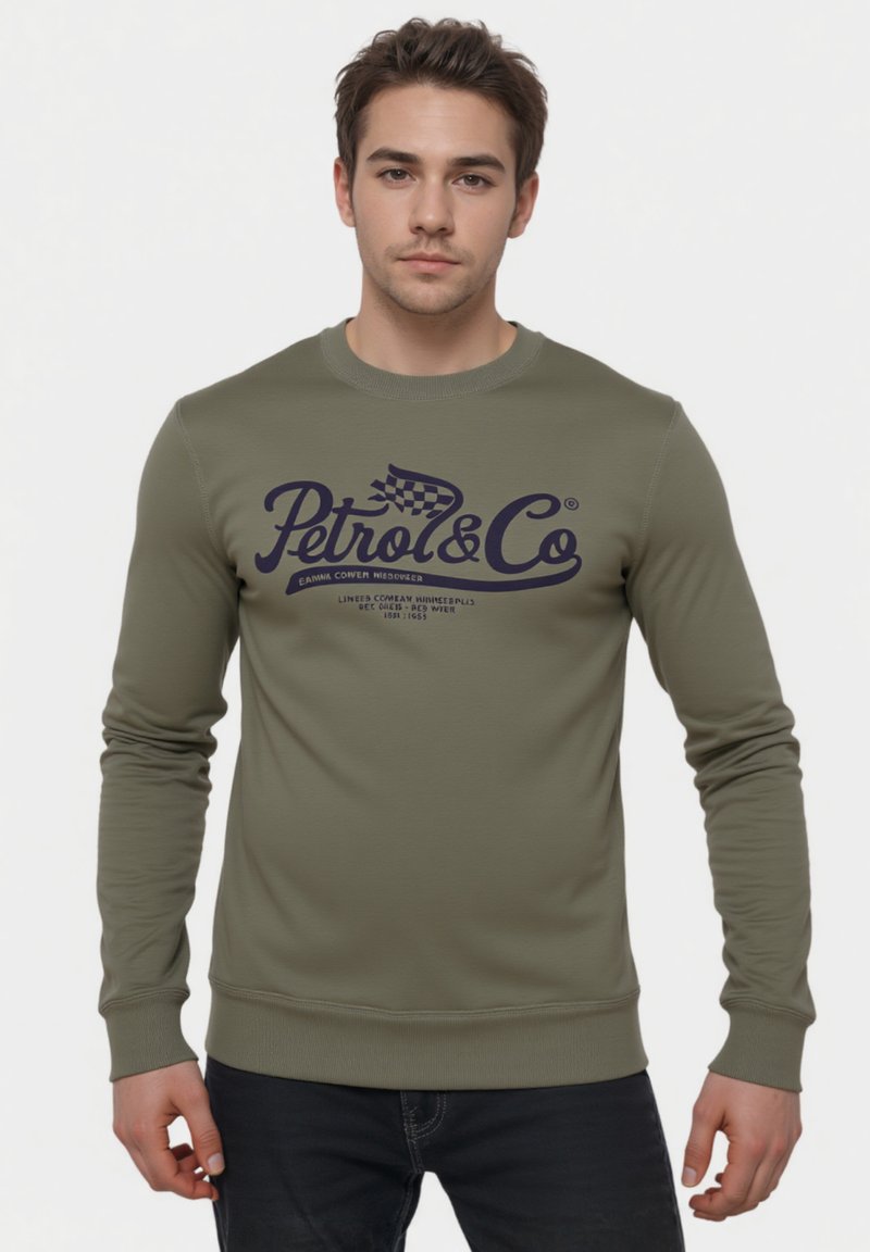 Sudadera verde oliva con mangas largas, puños y dobladillo acanalados. Presenta un texto de logo en azul oscuro "Petrol & Co" en el pecho.