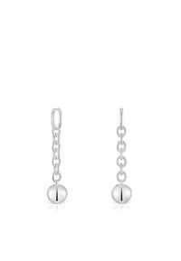 Pendientes de plata con un diseño de cadena y acentos de cuentas redondas. La textura es suave y el acabado es brillante y reflectante.