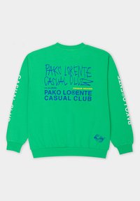 Zielona bluza z bawełny, z niebieskim napisem "PAKO LORENTE CASUAL CLUB" oraz "co.no.2020" na przodzie i rękawie, z elastycznymi mankietami.