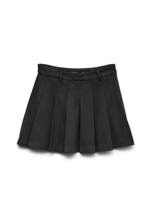 Gonna nera plissettata realizzata in tessuto testurizzato, con una vita dotata di passanti per cintura e una zip nascosta sul retro.