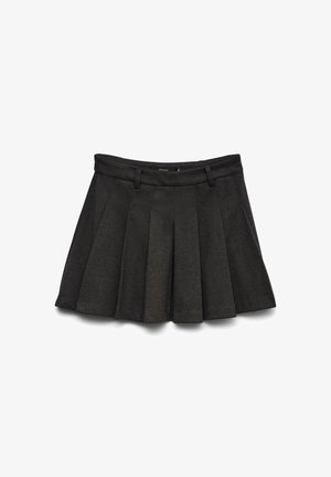 Gonna nera plissettata realizzata in tessuto testurizzato, con una vita dotata di passanti per cintura e una zip nascosta sul retro.
