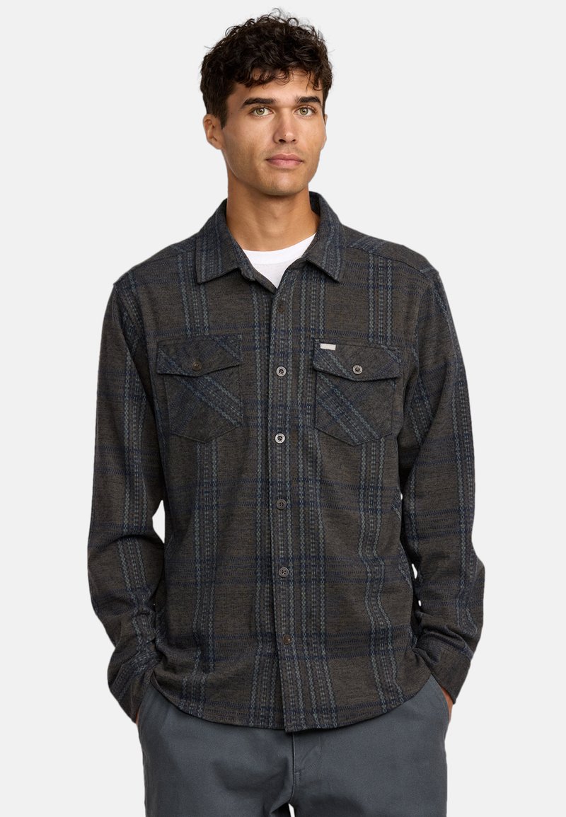 Knoopshirt in donkergrey met een blauw geruit patroon, voorzien van twee borstzakken, lange mouwen en een gestructureerde stof.