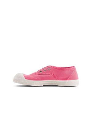Baskets à enfiler en toile rose avec semelle et bout en caoutchouc blanc, dotées de trois œillets métalliques sur le côté.