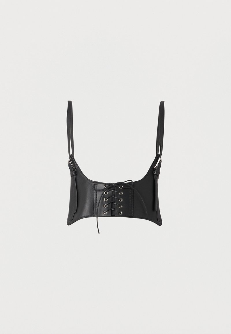 Fekete műbőr crop top állítható vállpántokkal és fém szemes elől fűzős részlettel.