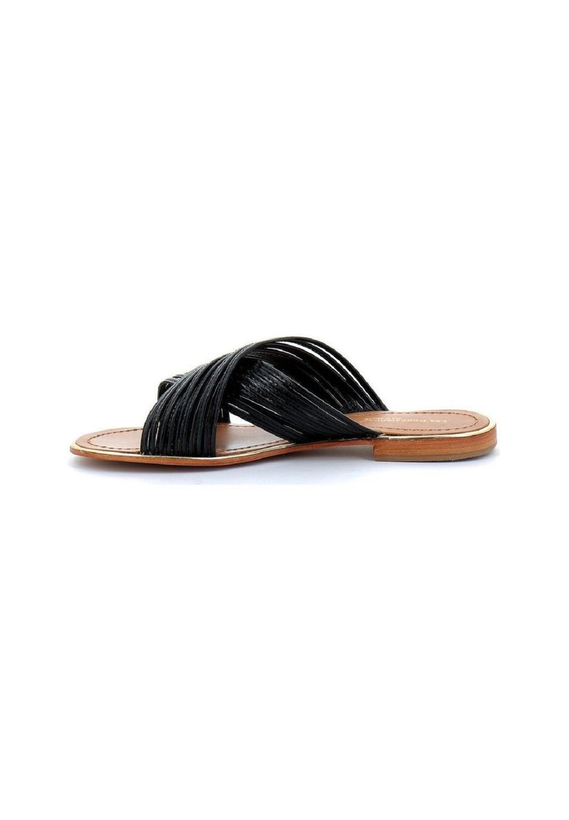 Sandale plate noire avec des brides croisées en tressé, semelle en cuir et semelle extérieure brun clair. Design simple soulignant la texture et la forme.