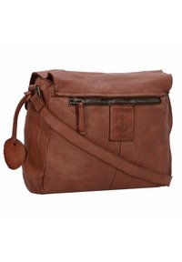 Borsa a tracolla in pelle marrone con chiusura a patta, tasca frontale con zip e un accento in pelle rotondo. Presenta un'etichetta cucita con un logo ad ancora.
