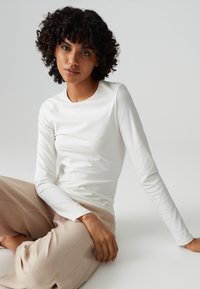 OPUS SLIM FIT BASIC - Longsleeve - milk