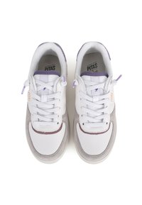 Weiße Sneaker mit lila und grauen Akzenten, die eine glatte Oberfläche, eine Schnürung und einen gepolsterten Kragen aufweisen. Das Logo ist ebenfalls auf der Zunge sichtbar.