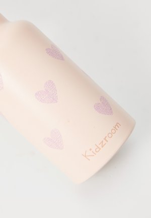 Bouteille d'eau rose avec une texture mate, ornée de motifs de cœurs violets et portant le nom de marque "Kidzroom" imprimé à l'avant.
