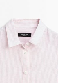 Camicia a righe rosa chiaro e bianca con colletto, bottoni bianchi e etichetta nera "Massimo Dutti" all'interno dello scollo.