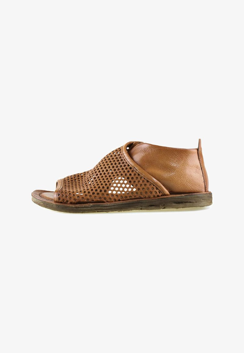 Sandale en cuir marron avec empeigne perforée et talon fermé, semelle plate en caoutchouc, conçue pour un usage décontracté.