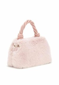 Sac à main en fausse fourrure rose avec une poignée en simili cuir tressée et des accents en métal doré. Texture douce, forme rectangulaire, design compact.