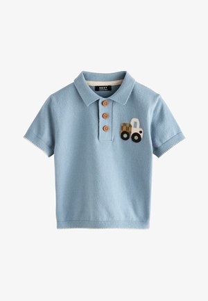 Blå kortærmet polo i strikmateriale med tre træknapper og en traktorapplikation på venstre bryst.