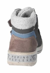 Sort og brun fodtøj med en grå filtmanchet, syntetisk overdel, teksturerede paneler og en gummisål med "Pepino Reflexx" branding.