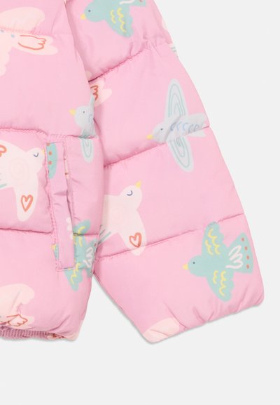Roze pufferjack met vogelpatronen in blauw en groen. Beschikt over een gequiltde textuur en elastische manchetten. Inclusief een detail van een zijzak.