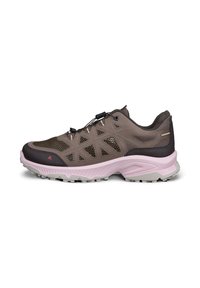 Chaussure de randonnée marron et noire avec mesh respirant, superpositions géométriques et semelle rose coussinée, vue de côté sur fond blanc.