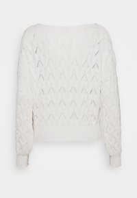 Witte gebreide trui met een ajourpatroon in ruitvorm, geribbelde manchetten en zoom, en een losse pasvorm. Gestructureerde stof voor extra diepte.