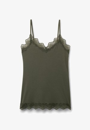 Oliwkowa koszulka na cienkich, regulowanych ramiączkach, ozdobiona misterną koronką wzdłuż dekoltu i dołu, dodającą tekstury i detali.