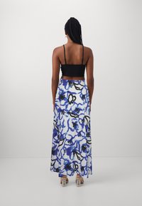 ONLY ONLPELLA SKIRT - Maxisukňa - cloud dancer aop:blue modern flower