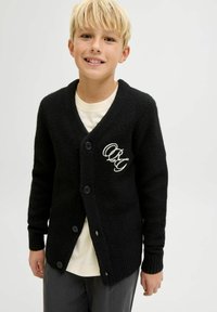 Juodas megztas kardiganas su V formos iškirpte, turintis keturis mygtukus ir baltą logotipą siuvinėjimą ant kairės krūtinės. Gili riešo ir apatinė dalis.