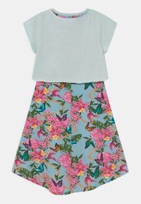 Jasnoniebieska, krótki rękaw bluzka z kwiatowym i motylowym wzorem, spódnica. Tkanina ma gładką fakturę; żywe kolory obejmują różowy, zielony i niebieski.