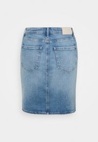 Ljusblå denimkjol med en figursydd form, med midjeband, två bakfickor och en läderlogotyp i ryggen. Slät textur.