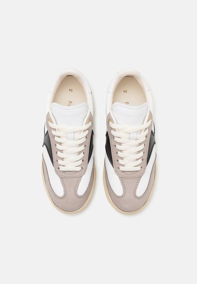 Sneakers with a white leather upper, grey suede accents, and black design elements. Features beige laces and a textured rubber sole. Size 36.