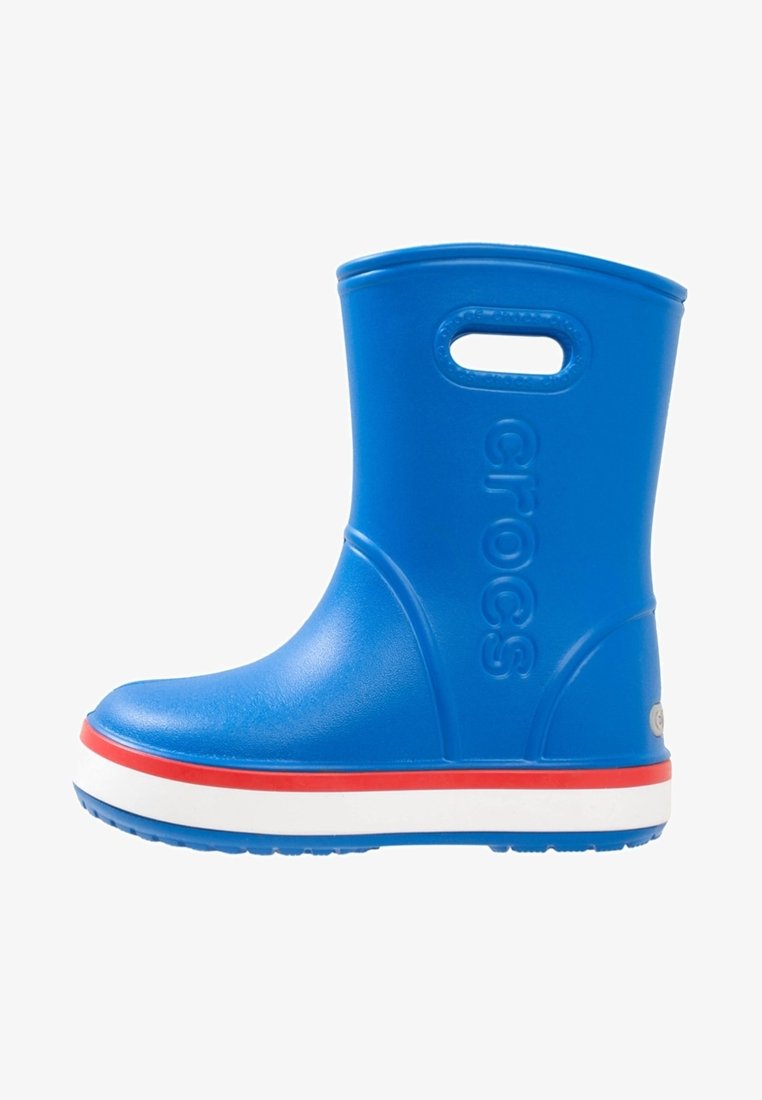 Botte de pluie en caoutchouc bleu avec un bout rond, des doubles poignées latérales, une bande rouge et blanche à la semelle, et un logo en relief sur le côté.