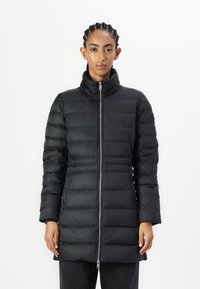 Crni puffer kaput s visokim ovratnikom, vertikalnim šivanim dizajnom, prednjim zatvaračem i bočnim džepovima. Ima elegantnu, laganu siluetu.